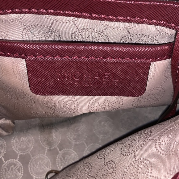 MICHAEL KORS GORGEOUS CROSSBODY HANDBAG WITH MATCHING WRISTLET - Picture 9 of 16